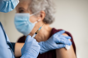 Doctor makes vaccination