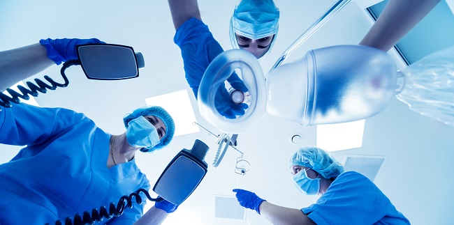 Doctors give resuscitation