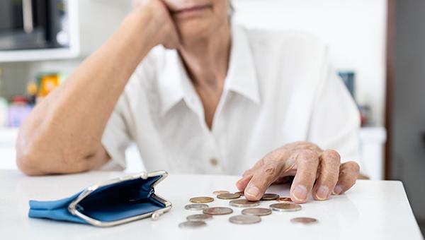 Financial Strain Ups Risk of Death After Acute MI in the Elderly