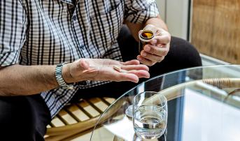 Apixaban Bests Rivaroxaban, Warfarin in Preventing VTE Recurrence and Bleeding 